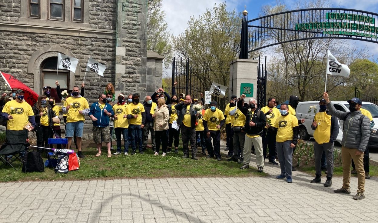 En cette journée de fête des mères, les syndiqués ont distribué des roses blanches aux personnes venues au cimetière.