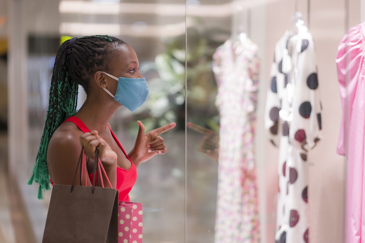 Une femme magasinant dans une boutique de linge.