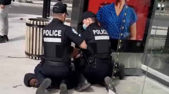 Un policier du SPVM met son genou sur le cou d'un jeune Noir, des images qui préoccupe