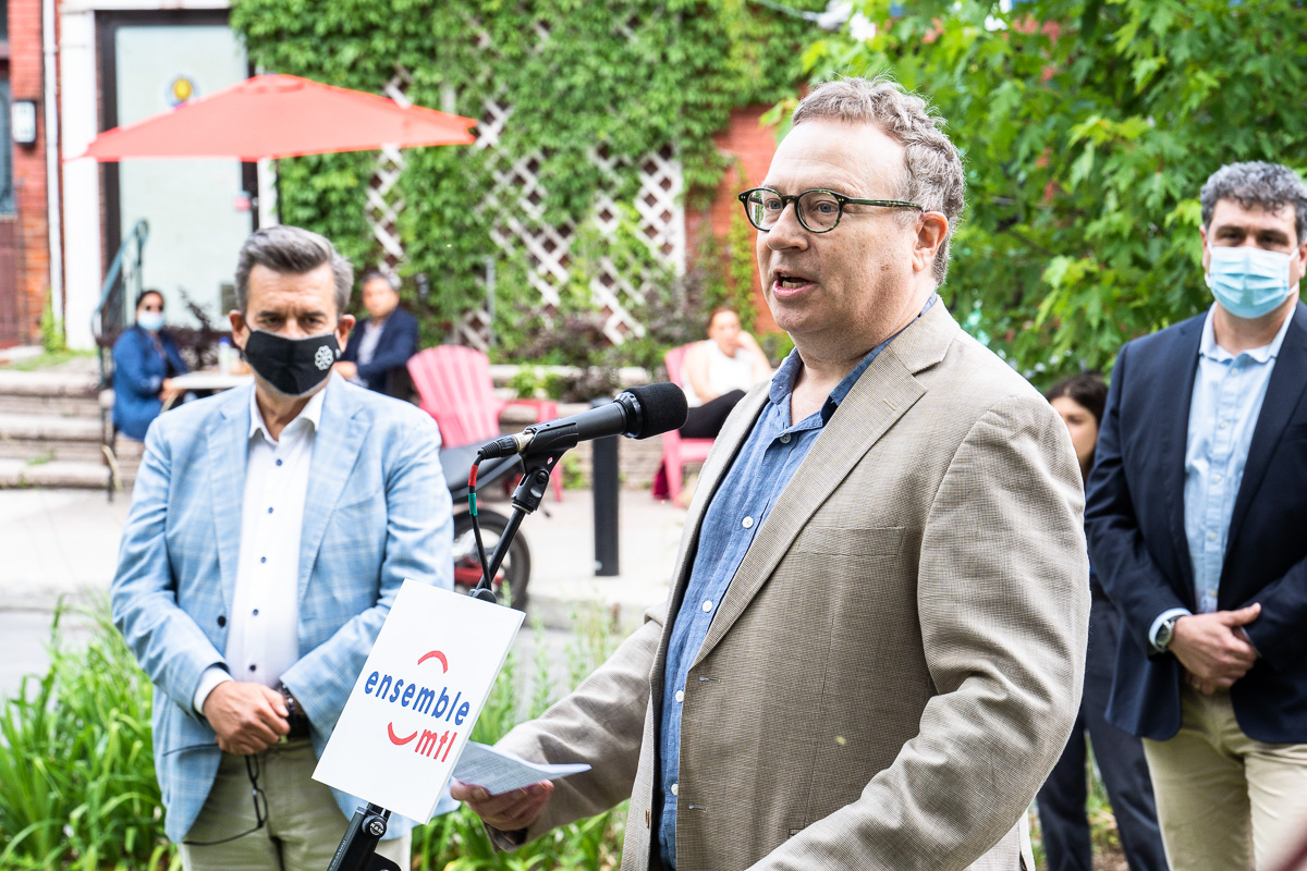 Marc Poulin, président de Citoyen.ne.s Outremont, avec Denis Coderre en arrière-plan.