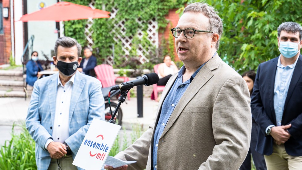 Marc Poulin, président de Citoyen.ne.s Outremont, avec Denis Coderre en arrière-plan.
