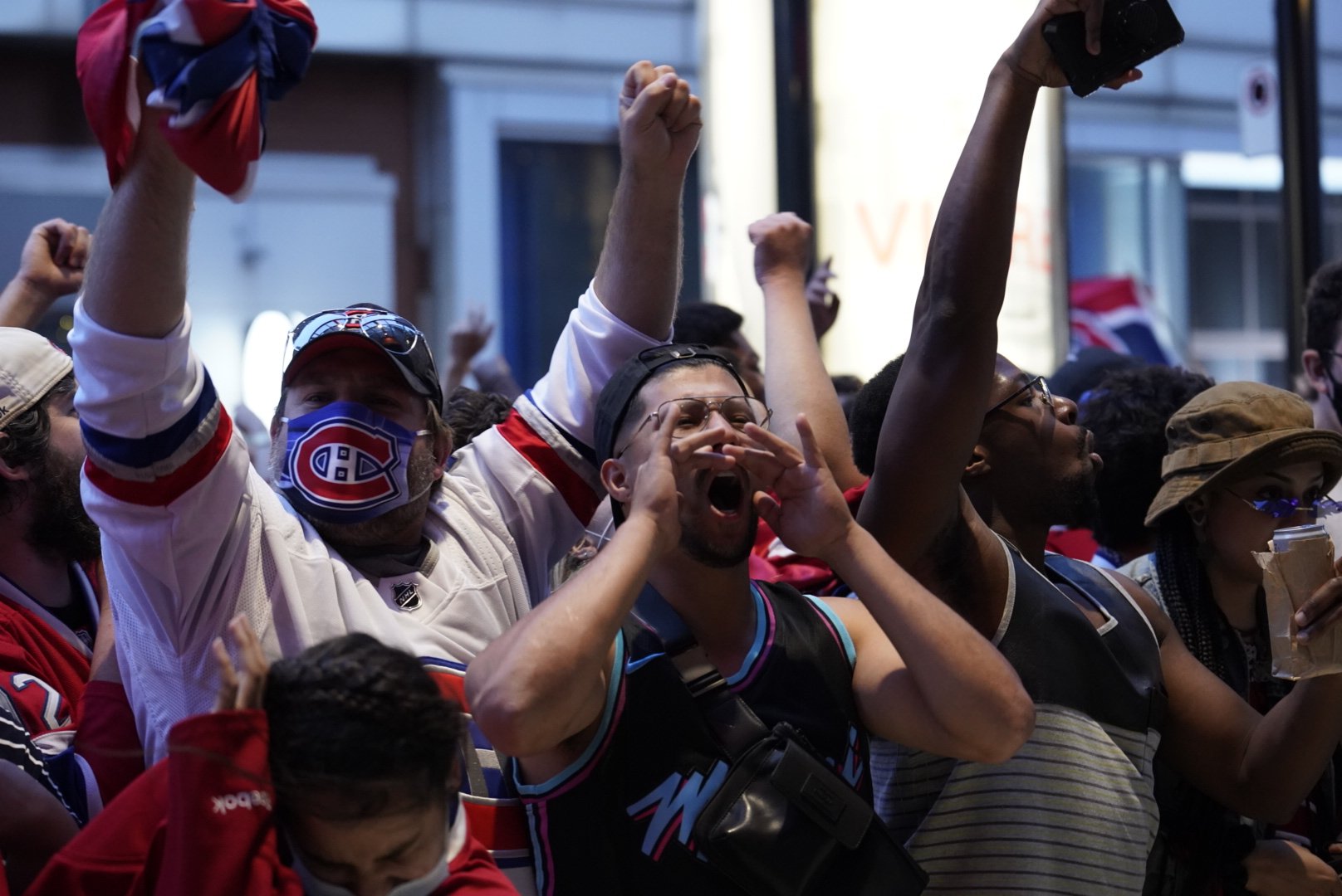 Une foule de partisans du Canadien de Montréal célèbrent un but