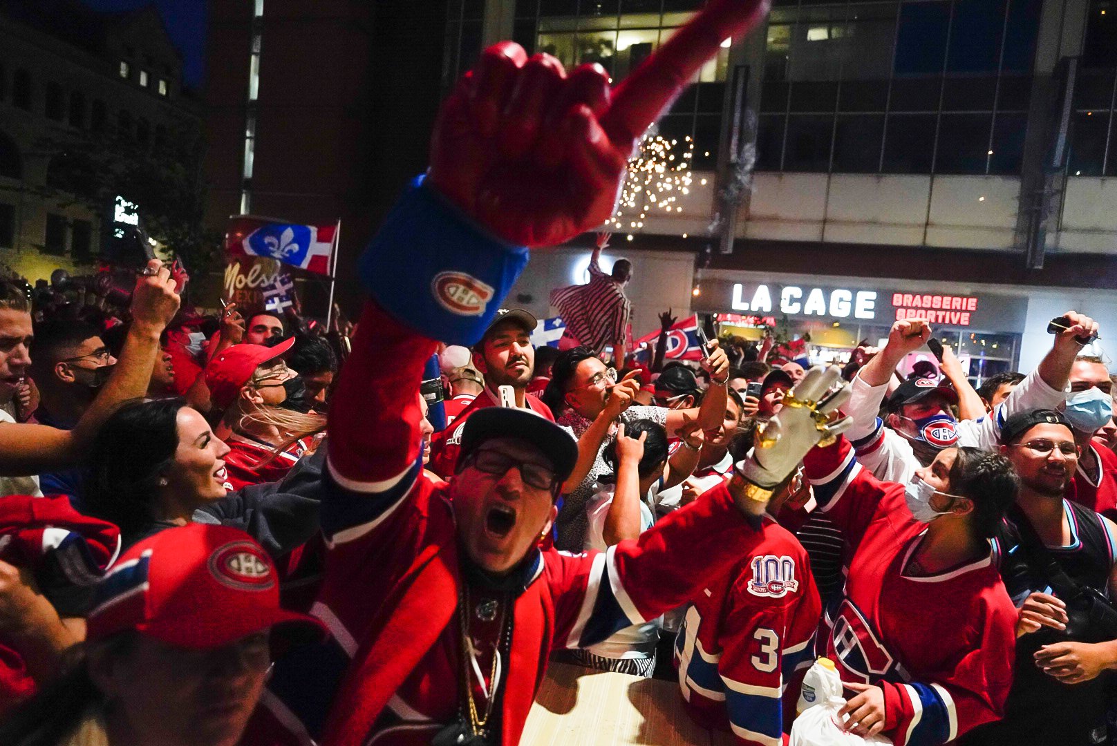 Des partisans du Canadien de Montréal célèbrent devant le Centre Bell