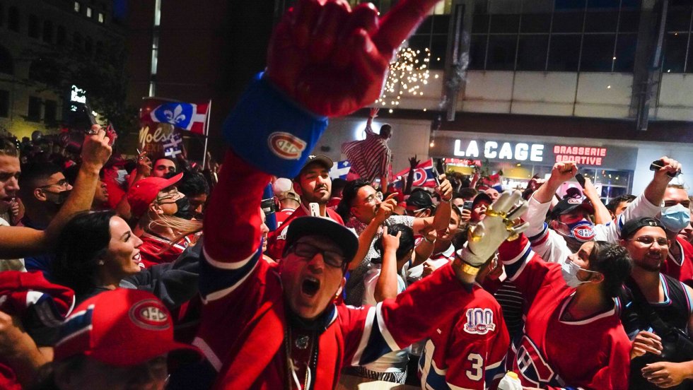 Des partisans du Canadien de Montréal célèbrent devant le Centre Bell