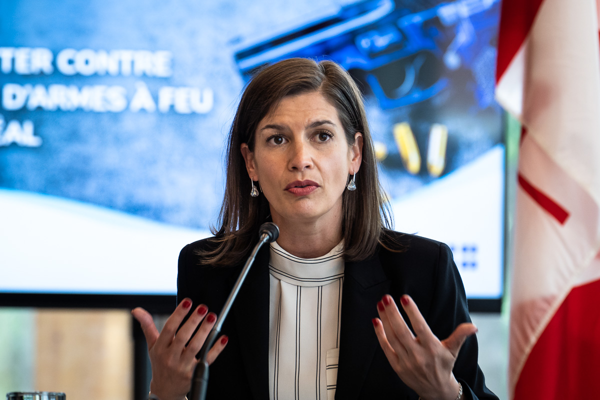 La ministre de la sécurité publique, Geneviève Guilbault, lors d'une annonce sur le contrôle des armes à feu.