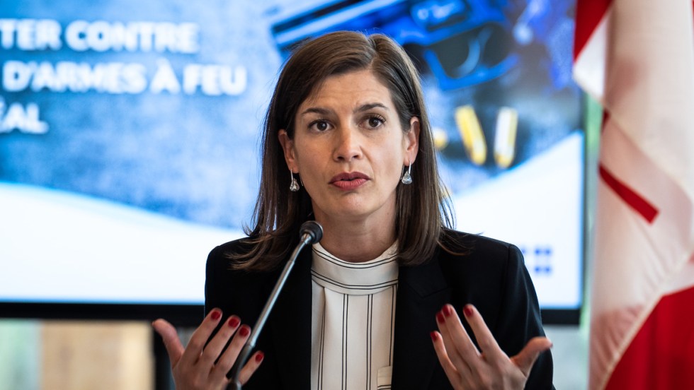La ministre de la sécurité publique, Geneviève Guilbault, lors d'une annonce sur le contrôle des armes à feu.