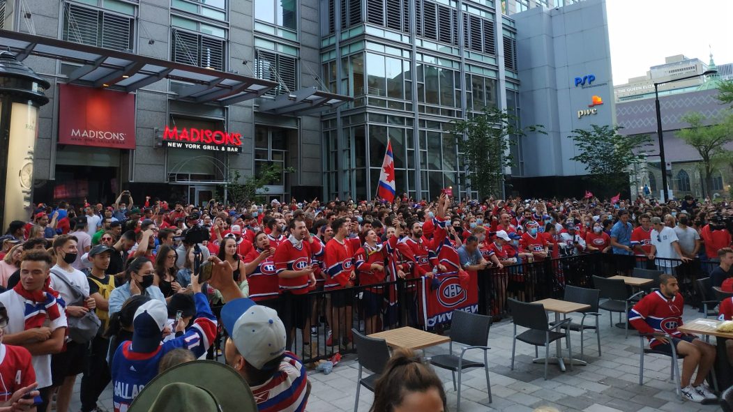 Au moins 2000 partisans du Canadien se sont agglutinés sur l’avenue des Canadiens de Montréal.