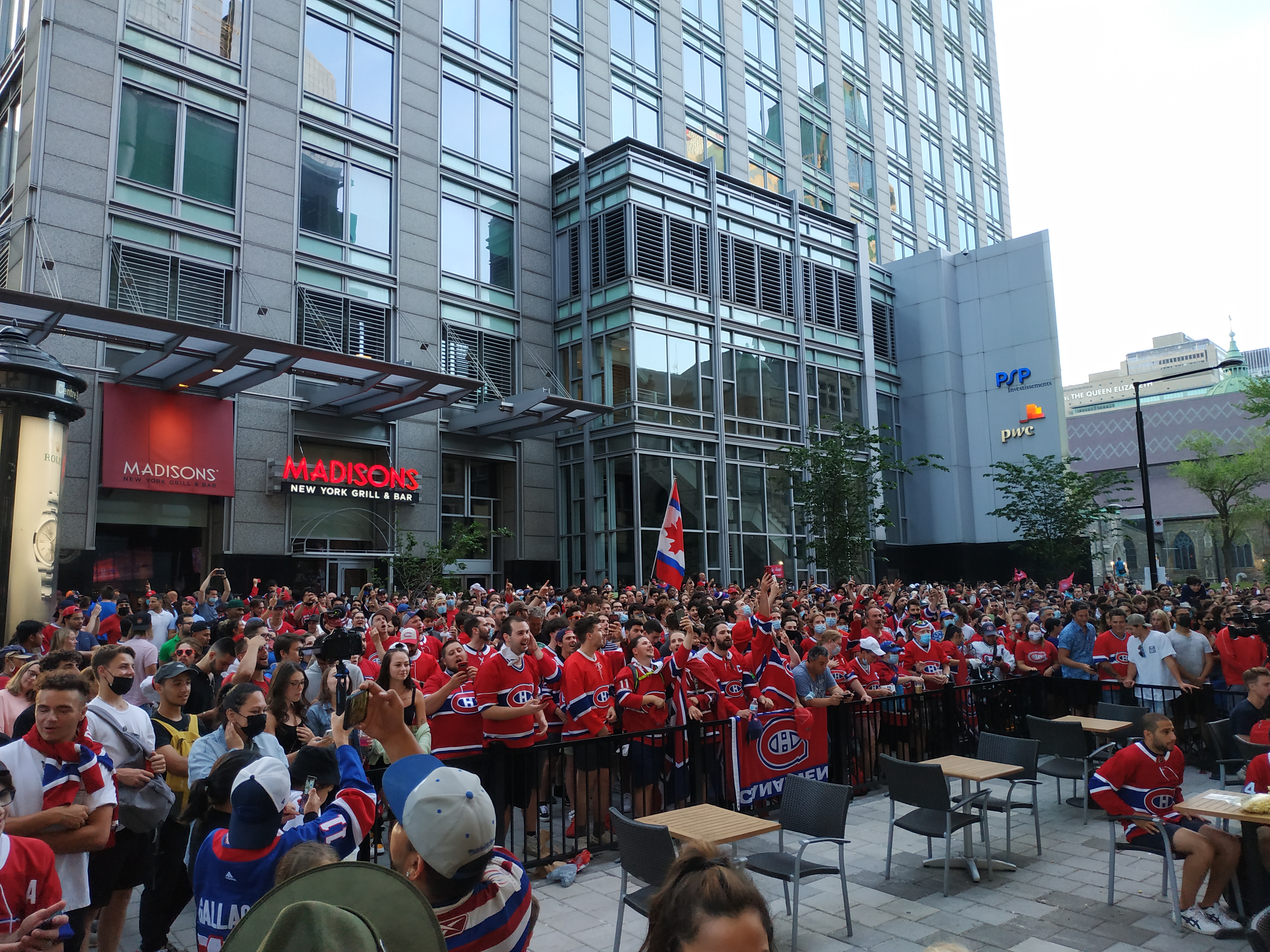 Au moins 2000 partisans du Canadien se sont agglutinés sur l’avenue des Canadiens de Montréal.