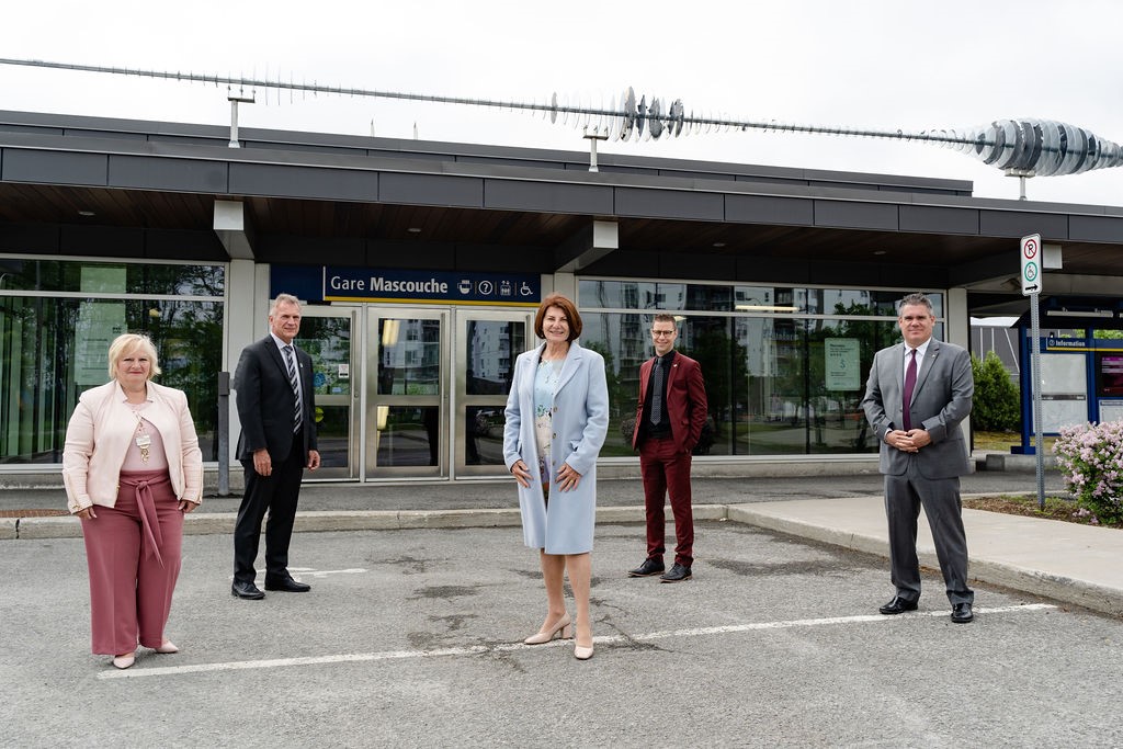 Les porte-paroles de la TPÉCN réunis devant la Gare de Mascouche. Dans l’ordre habituel: MmeMarlene Cordato, mairesse de Boisbriand, Mme Chantal Deschamps, mairesse de Repentigny, M. Marc-André Plante, maire de Terrebonne, M. Denis Martin, maire de Deux-Montagnes et M. Guillaume Tremblay, maire de Mascouche.