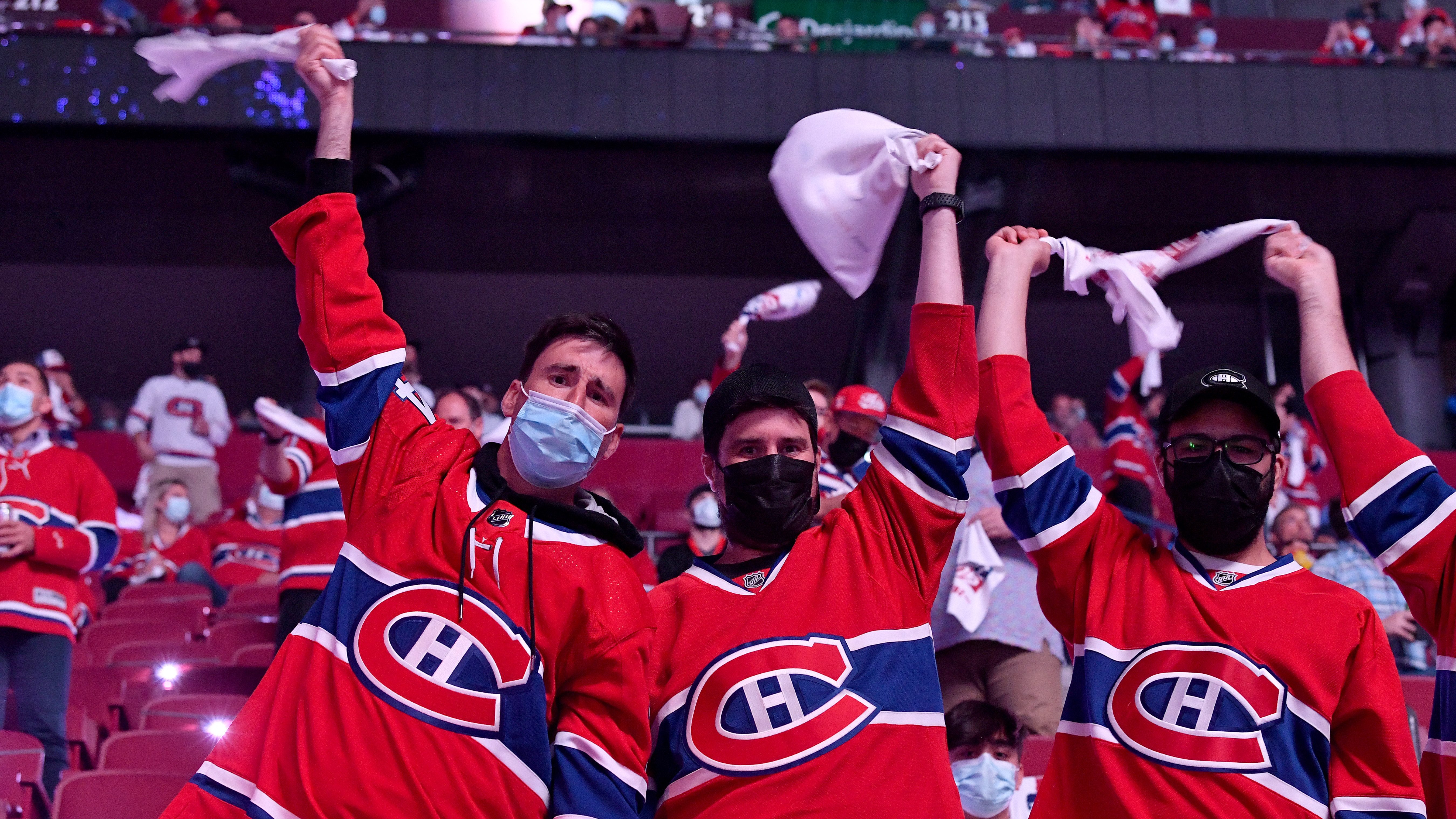 Une foule de partisans des Canadiens de Montréal à l'intérieur du Centre Bell