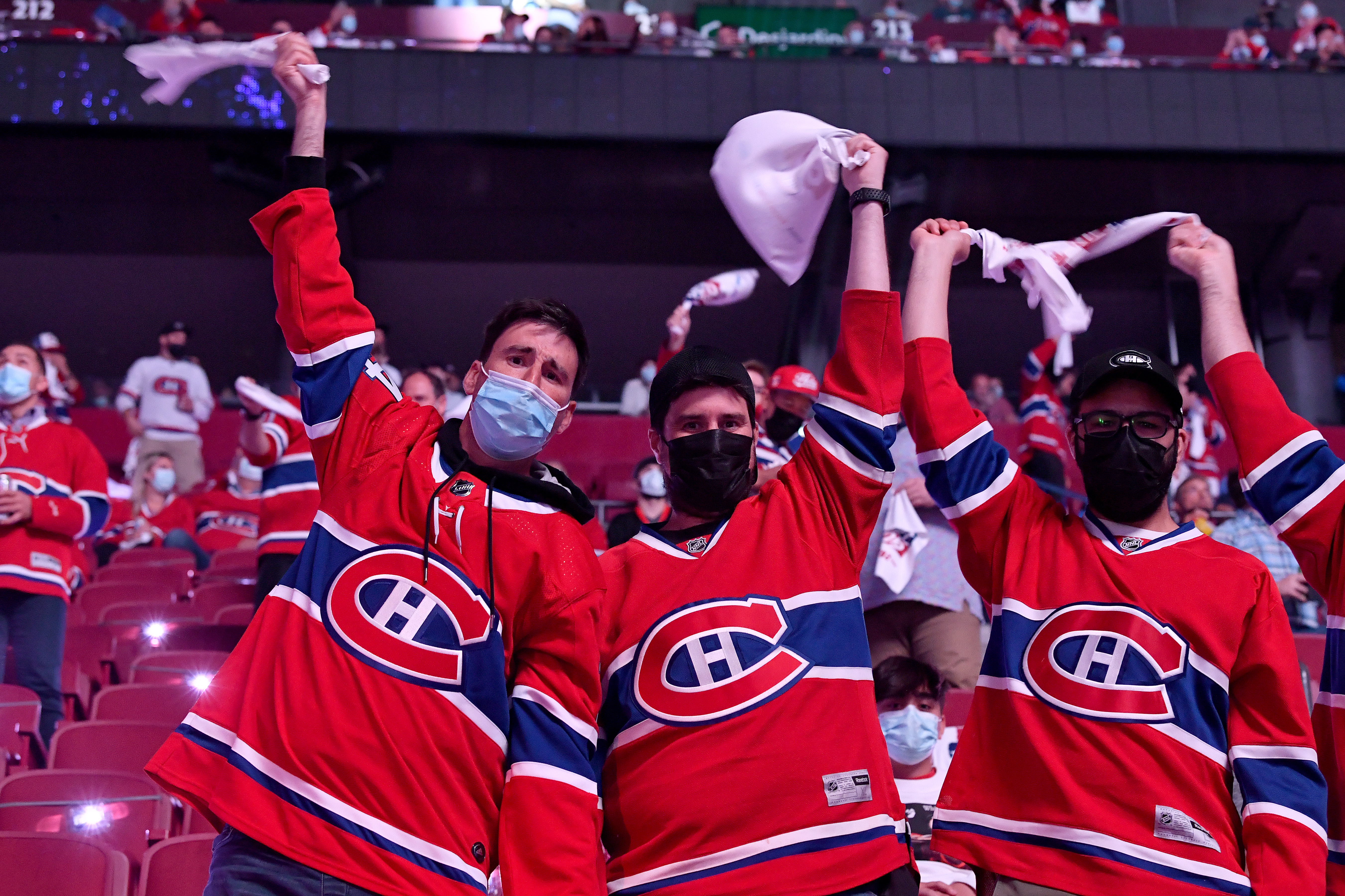Une foule de partisans des Canadiens de Montréal à l'intérieur du Centre Bell