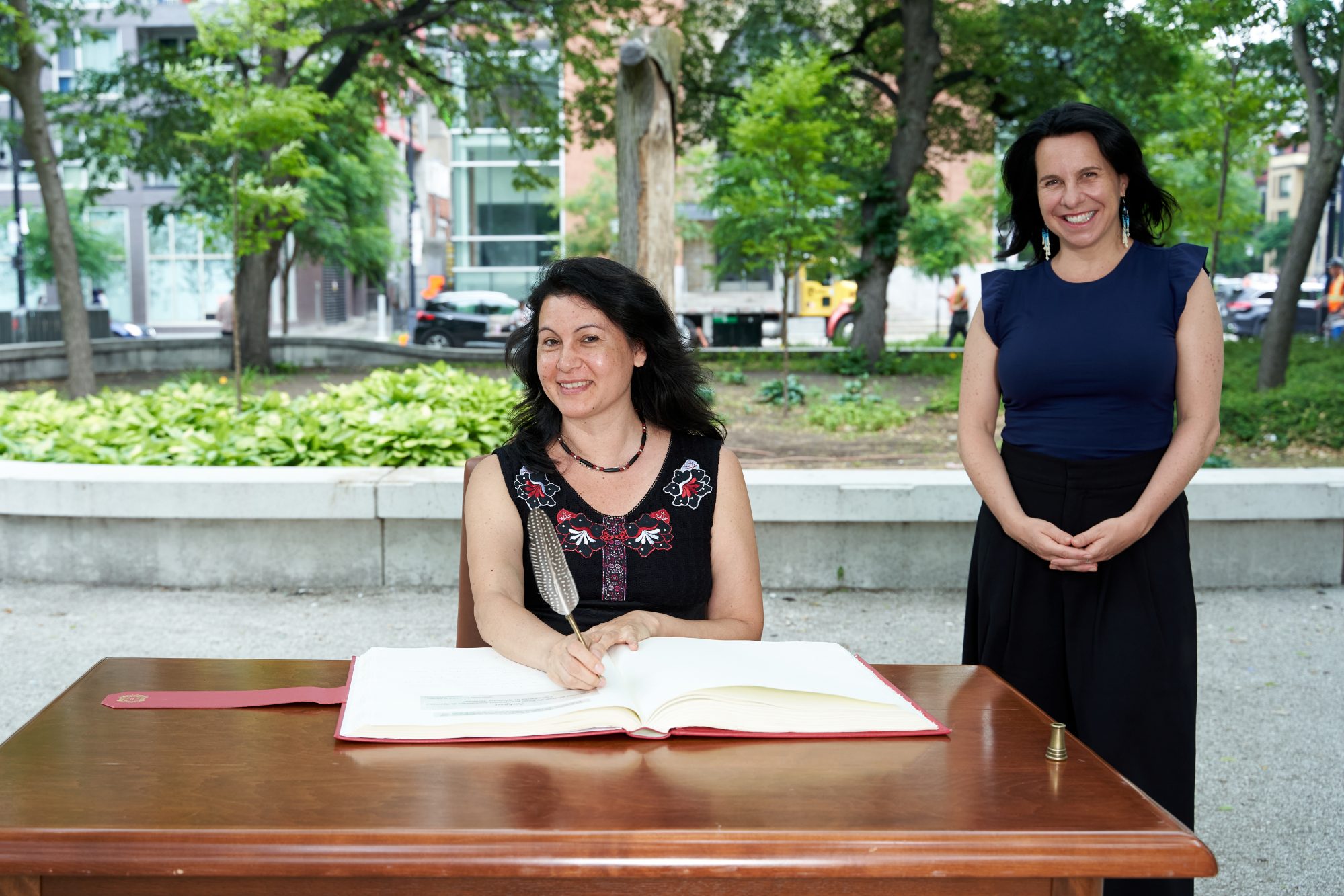 Nakuset, honorée par Montréal pour son dévouement envers les plus démunis.