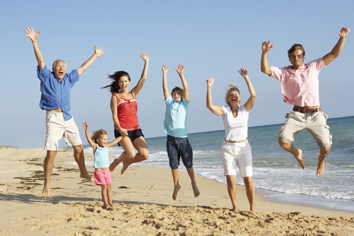 Une famille à la plage.