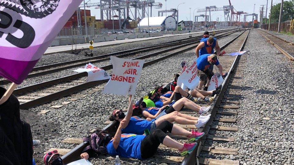 Des travailleurs de la santé bloquent l'accès au Port de Montréal