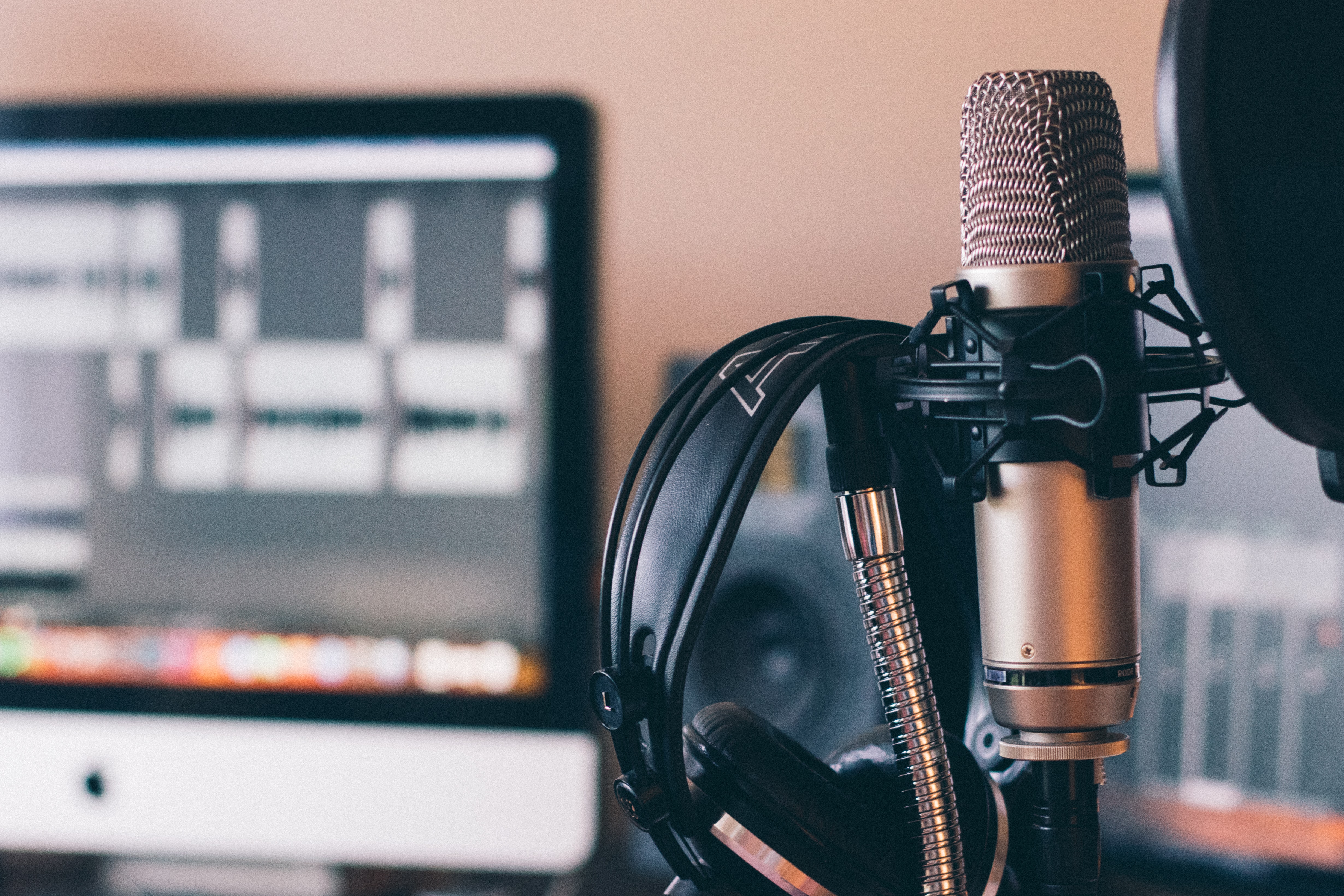Grâce aux podcasts, les artistes prennent enfin le micro