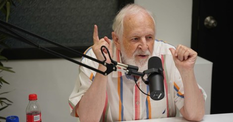 Marcel Sabourin, professeur d'anthropologie, devant sa classe de l'UQÀM