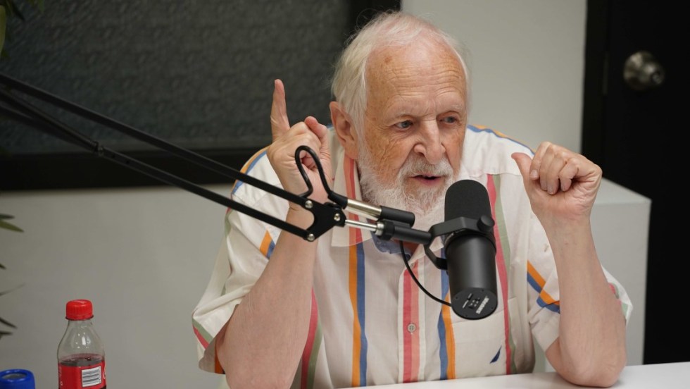 Marcel Sabourin, professeur d'anthropologie, devant sa classe de l'UQÀM
