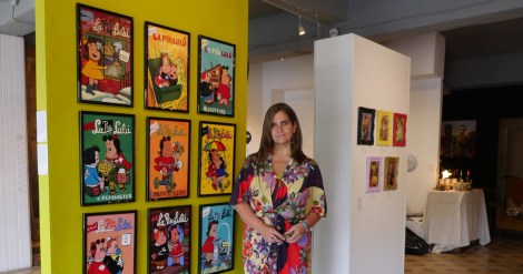 Carolina Echevarrìa, artiste et fondatrice de la galerie, devant ses œuvres.