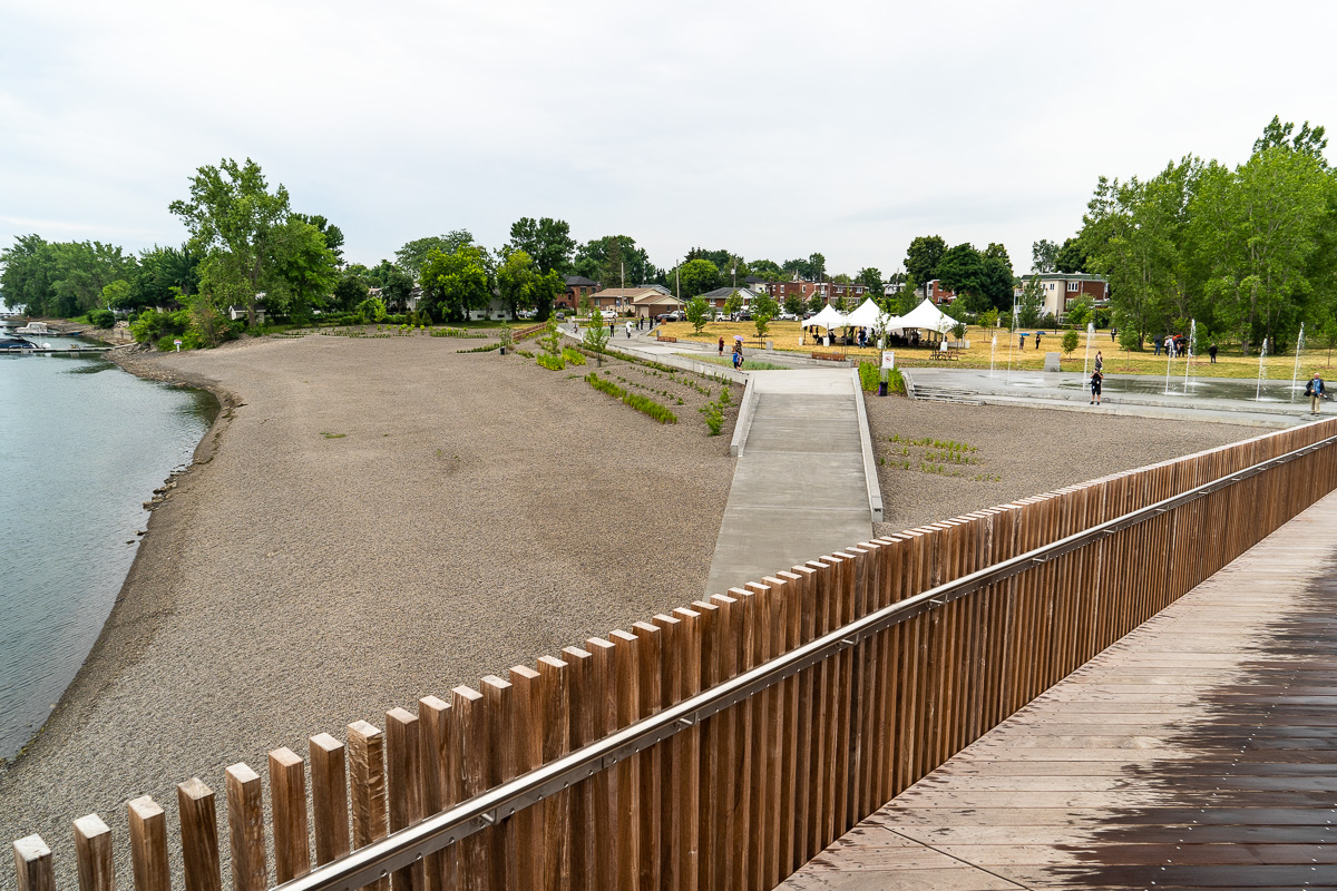 Plage De L Est Beaucoup De Voitures Peu De Stationnement Plage De L Est Beaucoup De Voitures Peu De Stationnement