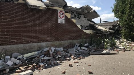 L'un des murs s'écroule.