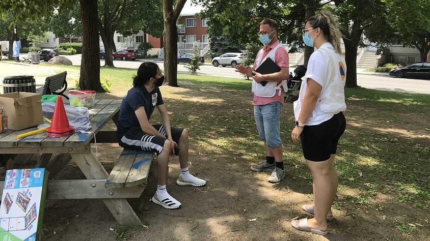 Philippe Madore et Sarah-Danielle Bélanger se promènent dans les parcs pour informer les citoyens de la clinique en cours.