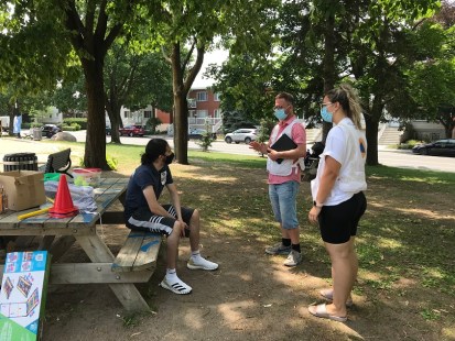 Philippe Madore et Sarah-Danielle Bélanger se promènent dans les parcs pour informer les citoyens de la clinique en cours.
