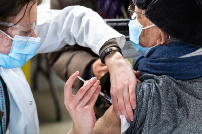 Un homme reçoit le vaccin Pfizer-BioNTech contre la COVID-19 au centre de vaccination du Stade olympique.