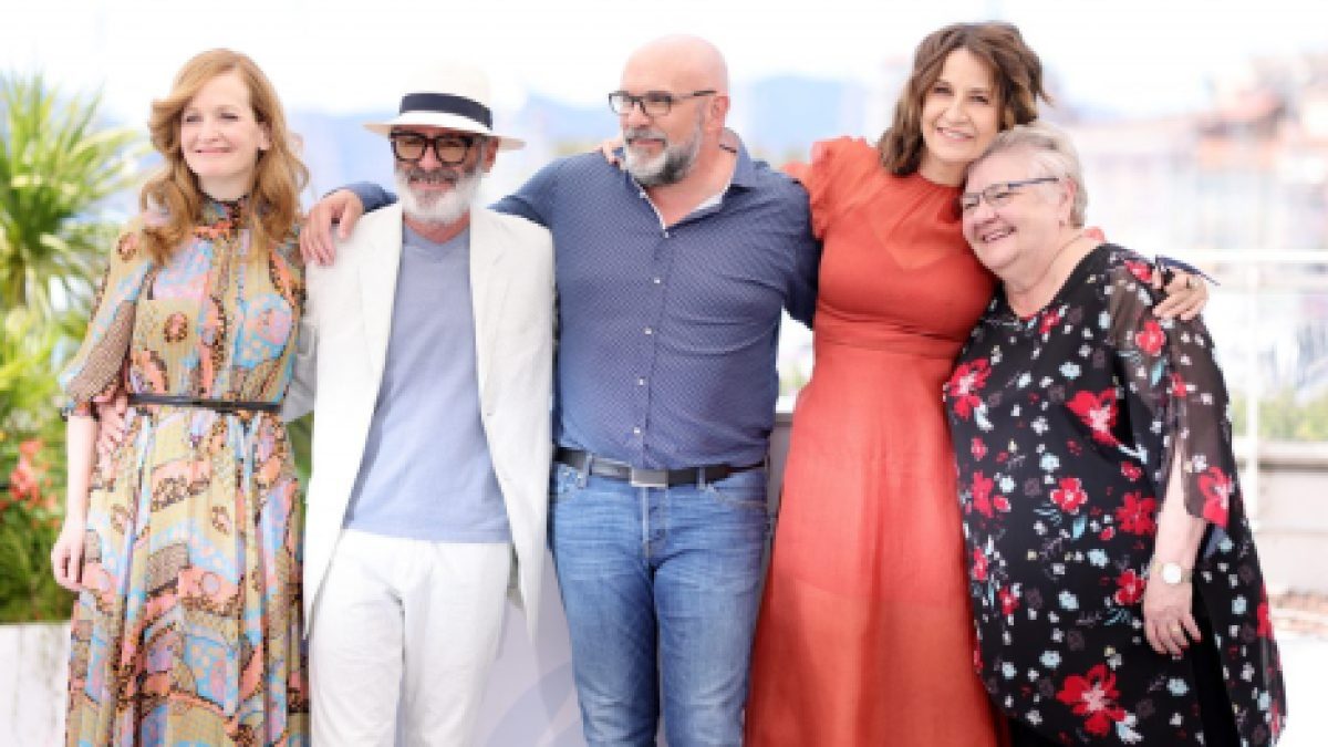 Pascale Desrochers, Roc Lafortune, Sylvain Marcel, Valérie Lemercier et Danielle Fichaud sur le tapis rouge de Aline, à Cannes