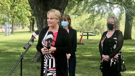 Une mêlée de presse pour dénoncer la violence conjugale.