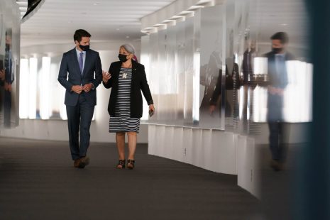 Justin Trudeau, premier ministre du Canada, marche dans un couloir avec Mary Simon, gouverneure générale du Canada.