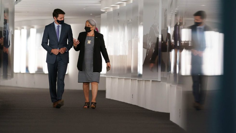 Justin Trudeau, premier ministre du Canada, marche dans un couloir avec Mary Simon, gouverneure générale du Canada.