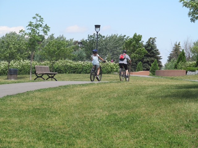 Deux personnes circulent à vélu sur une piste cyclable du parc Félix-Leclerc