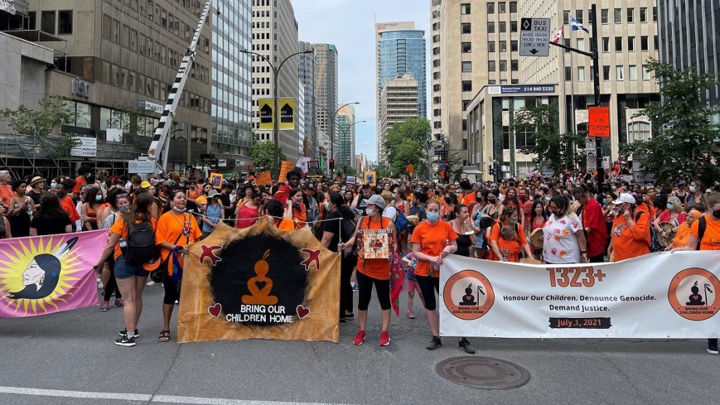 Une manifestation a été tenue à Montréal le 1er juillet en l'hommage des victimes autochtones de pensionnats.