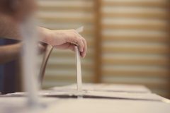 Élections: les conservateurs prennent l’avance dans les intentions de vote