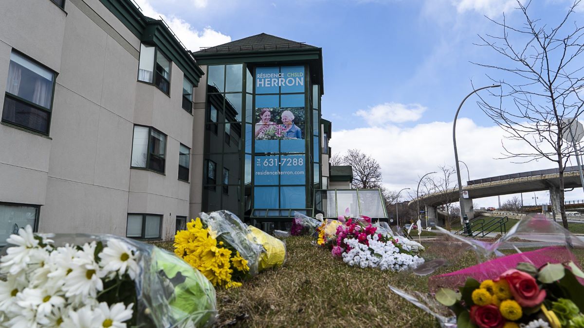 Des fleurs déposées devant l'édifice du CHSLD Herron.