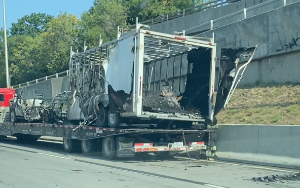 Camion En Feu Et Embouteillage Sur Décarie