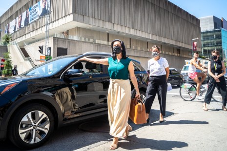 Valérie Plante et Sophie Mauzerolle descendent d'un véhicule électrique lors d'une annonce sur l'électrification des transports à Montréal.