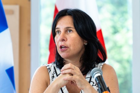 Valérie Plante, mairesse de Montréal, devant un drapeau de la Ville
