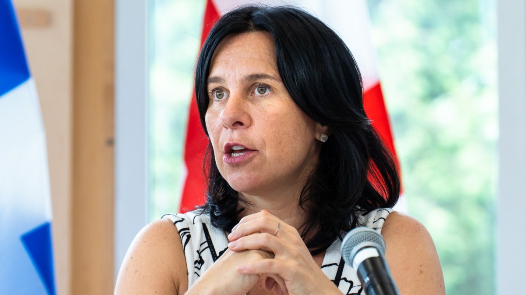 Valérie Plante, mairesse de Montréal, devant un drapeau de la Ville