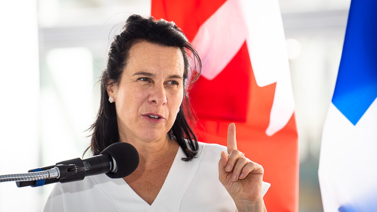 Valérie Plante, mairesse de Montréal, devant un drapeau du Canada