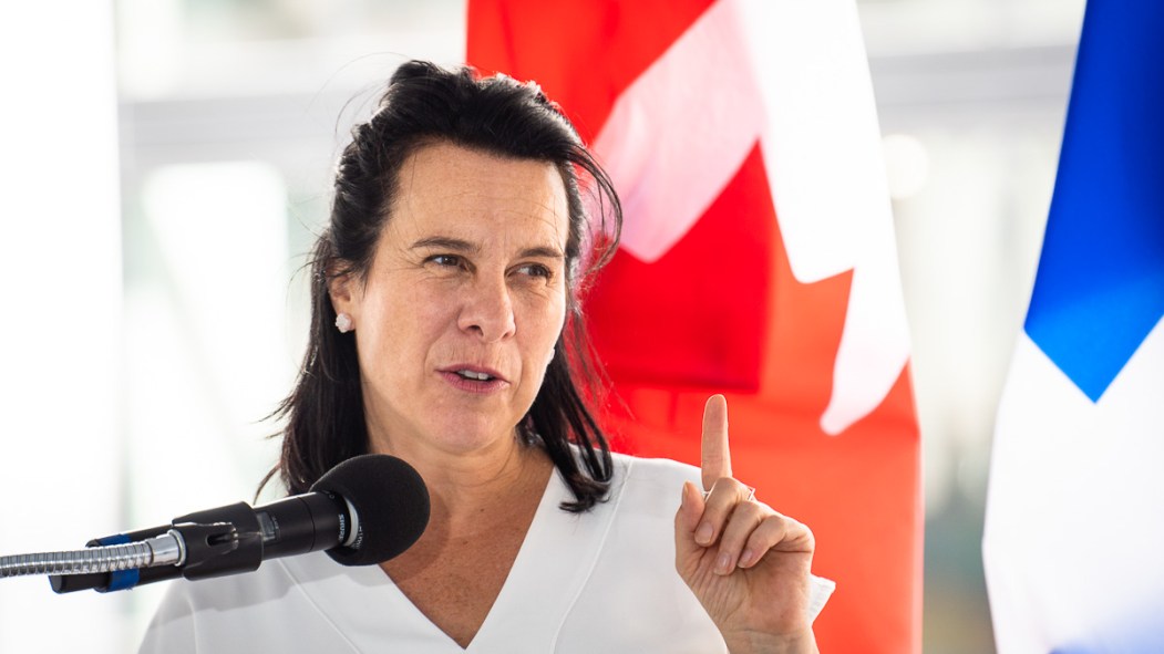 Valérie Plante, mairesse de Montréal, devant un drapeau du Canada
