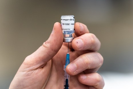 Une main tire une dose du vaccin Pfizer-BioNTech contre la COVID-19.