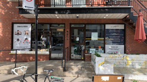 Devanture du salon de coiffure Cam et Roro et de la galerie Coups de Ciseaux Coups de Pinceaux 