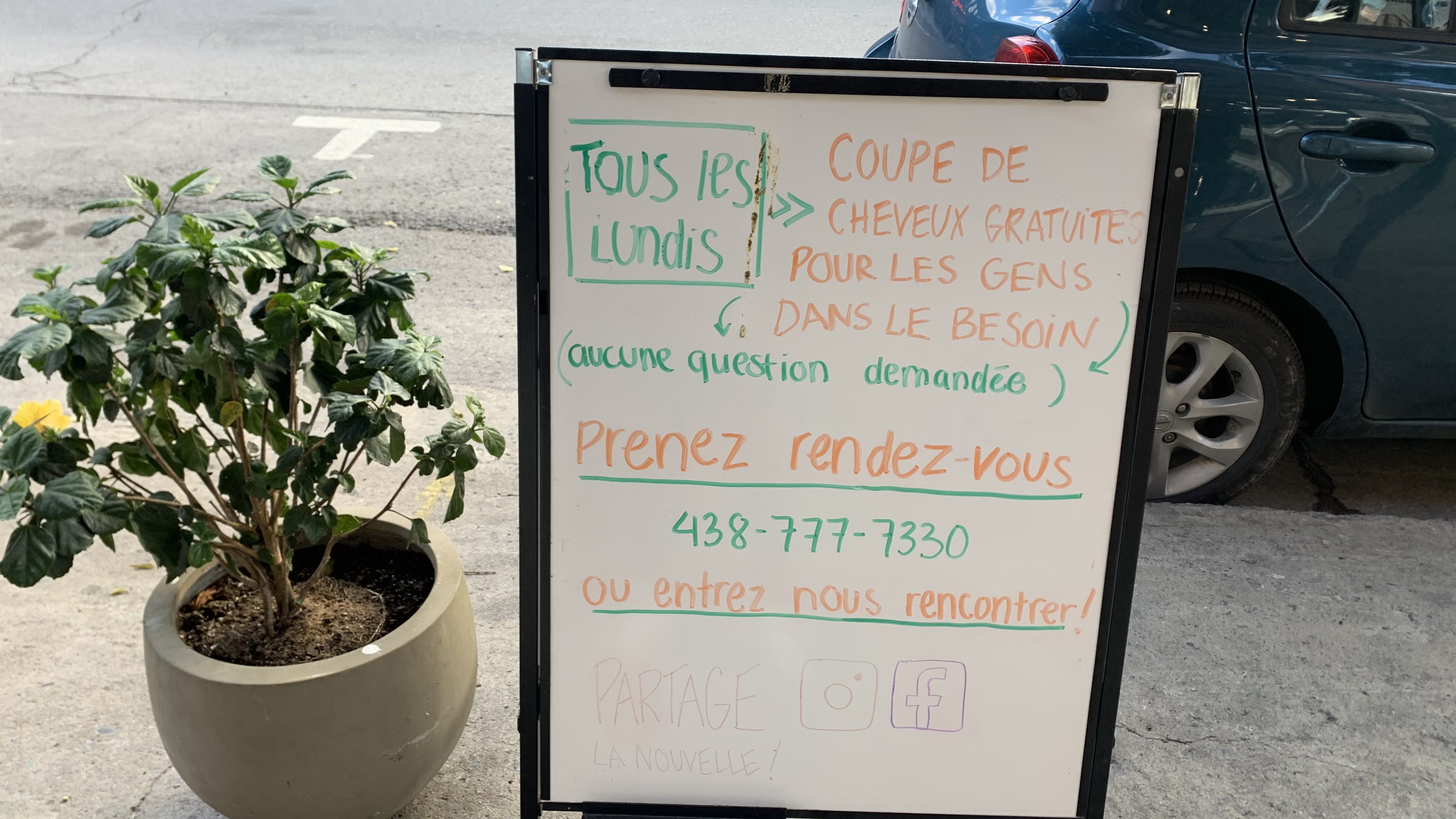 Pancarte devant le salon de coiffure Cam et Roro et la galerie Coups de Pinceaux Coups de Ciseaux 