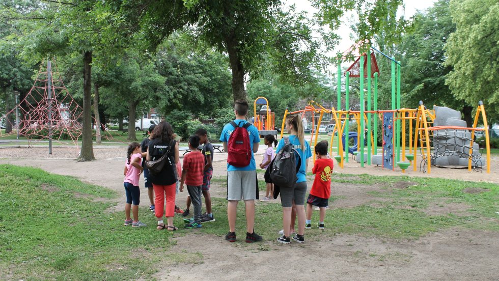 Enfants qui visitent le parc Saint-Simon-Apôtre