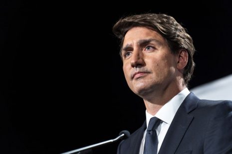 Justin Trudeau, premier ministre du Canada, devant un fond noir