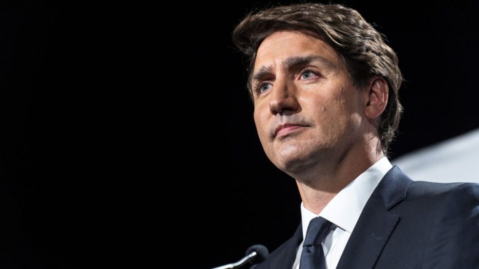 Justin Trudeau, premier ministre du Canada, devant un fond noir