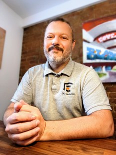 Nicolas Wegel, propri&eacute;taire de la premi&egrave;re entreprise de construction ouvertement pro-LGBTQ+ au Canada.