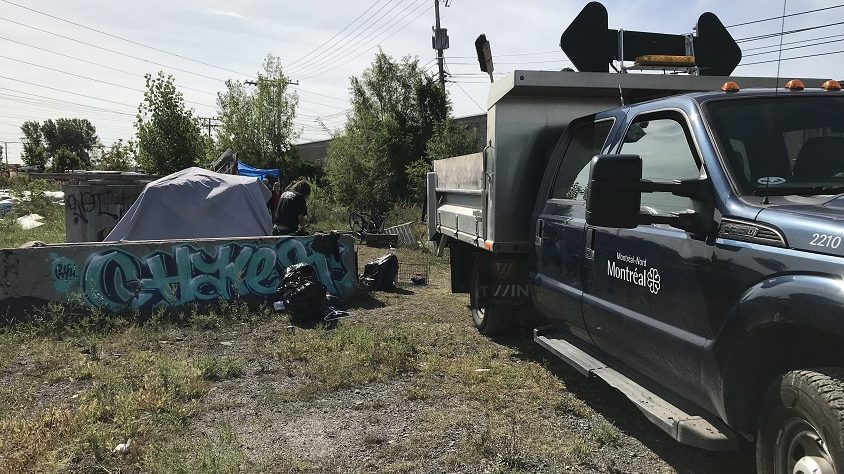 Le camion de l'arrondissement et des tentes.
