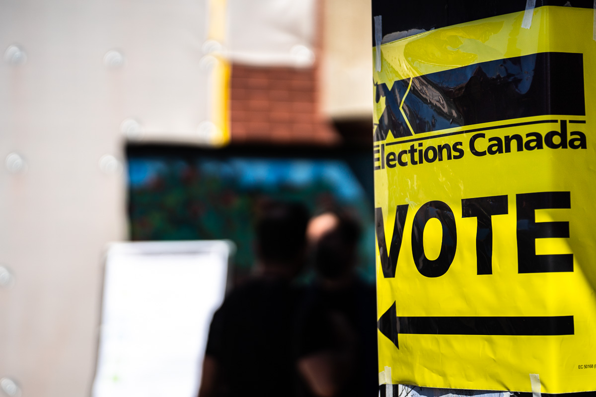 Une affiche jaune indiquant le lieu d'un bureau de vote pour les élections fédérales 2021.